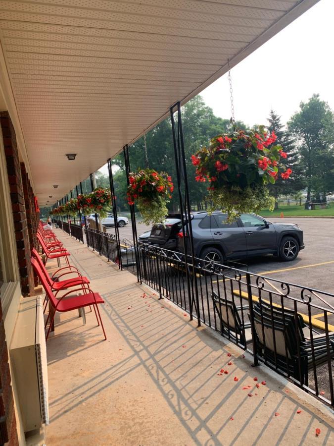 Park Place Motel & Suites Tweed Exterior photo